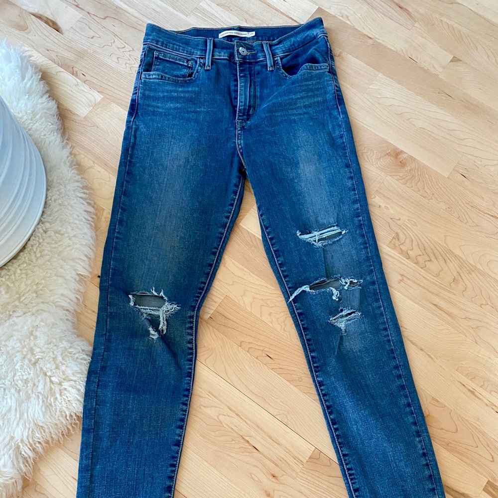 Levi’s high rise skinny jeans, distressed - 27